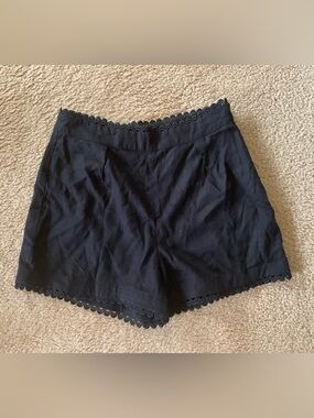 Express NWT Black Scallop Hem & Waist Shorts, zips on side, sz 6